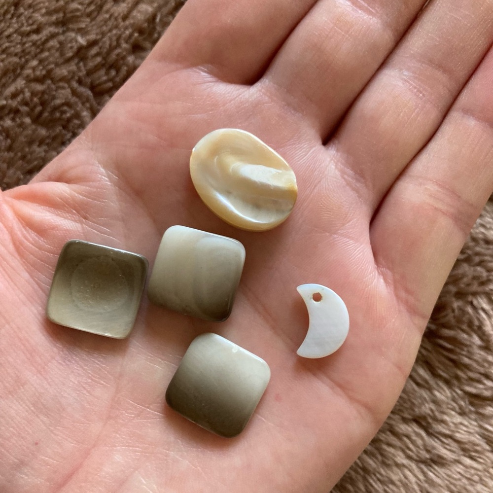 Natural Seashell and Glass Pearl Bead Lot with Organizer - Picture 5 of 10